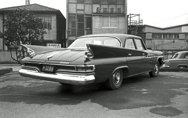 61-2b (057-31) 1961 Chrysler Windsor 4dr Sedan.jpg